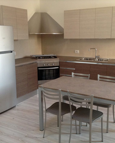 Cucina con pensili laminato rovere