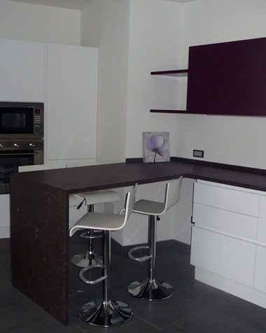 Cucina laccata bianco e viola