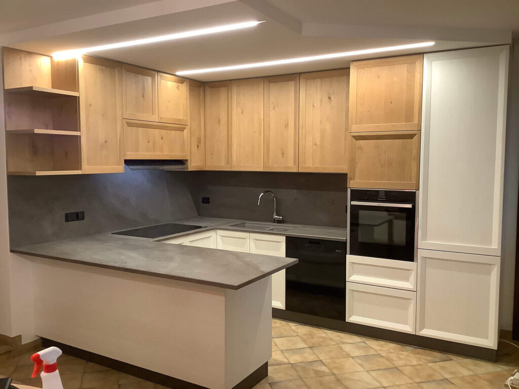 Ante in legno di rovere naturale e laccato bianco a poro aperto, piano e schienale in gres