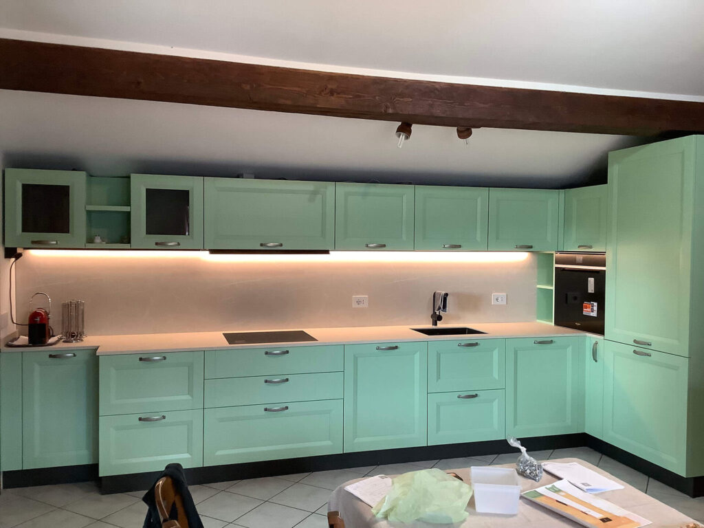Anta in frassino laccato verde con piano in laminato stratificato hpl