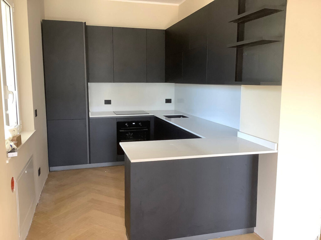 Anta in laminato nero, piano e schienale in agglomerato di quarzo bianco
